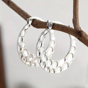 1pc  One Sided Hammered Hoop Earrings